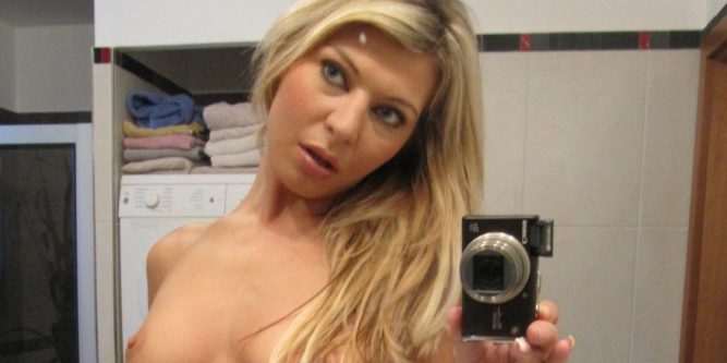 Geile Schnecke macht Nackt Selfies vor dem Spiegel.