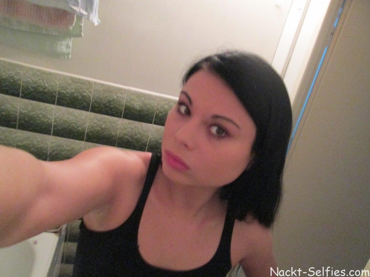 Intime Nackt Selfies von Thea (21) mit total glatter Muschi Intime Nackt Selfies von Thea
