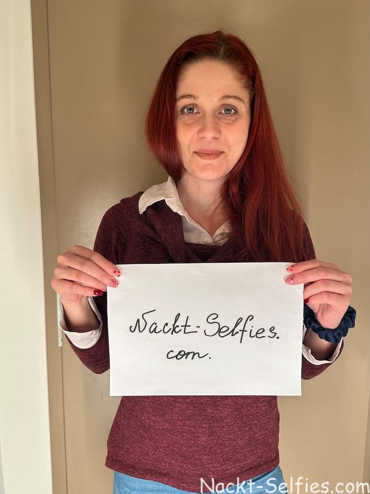 Nackt Selfie 01 von rothaariger Amateurin Josy