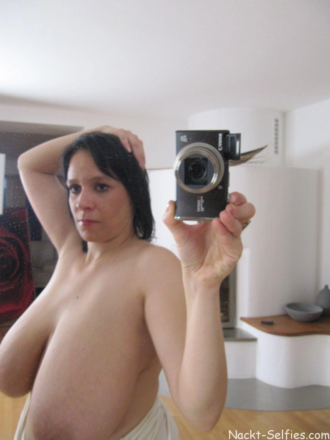 Nackt Selfie riesige Hängetitten 08
