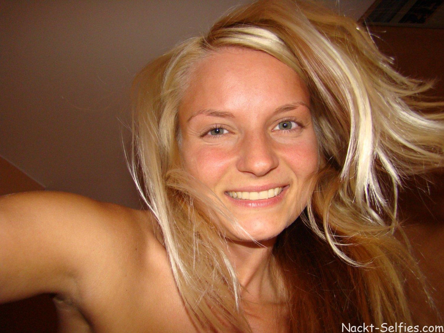 Nackt Selfies geile Studentin Karoline
