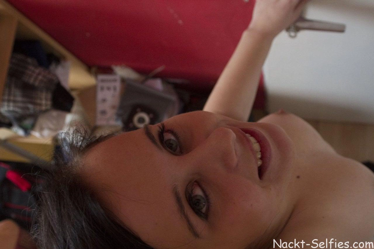 Nackt Selfies von Amateurin Joanne (20) privat von zuhause Nackt Selfies von Amateurin Joanne