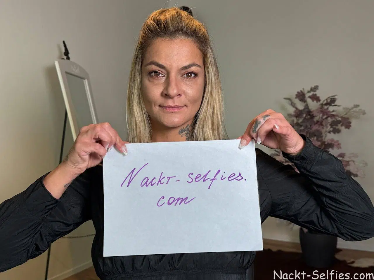 Nackte Milf Selfies von Klarissa (45) mit großen Brüsten Nackte Milf Selfies von Klarissa