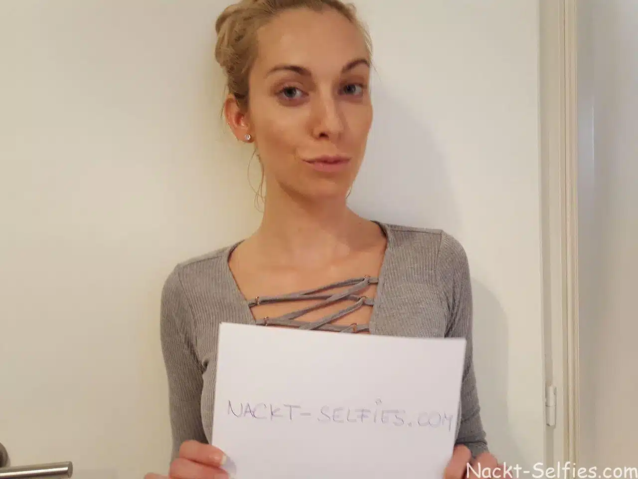 Neue Nacktfotos von Evelyn (28) spontan im Wohnzimmer Neue Nacktfotos von Evelyn im Wohnzimmer