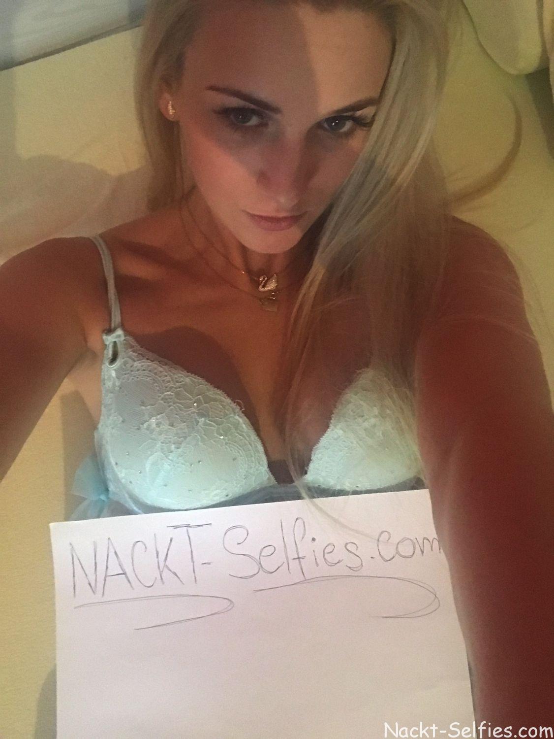 Mädel nackt selfie