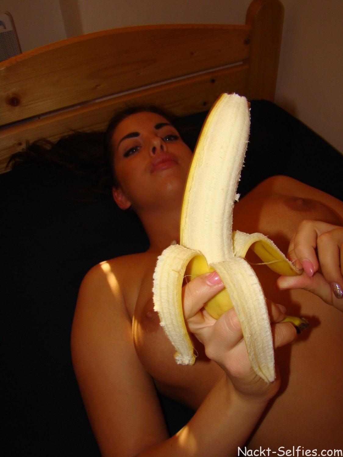 Sexbild mit Banane Teen Marina 06