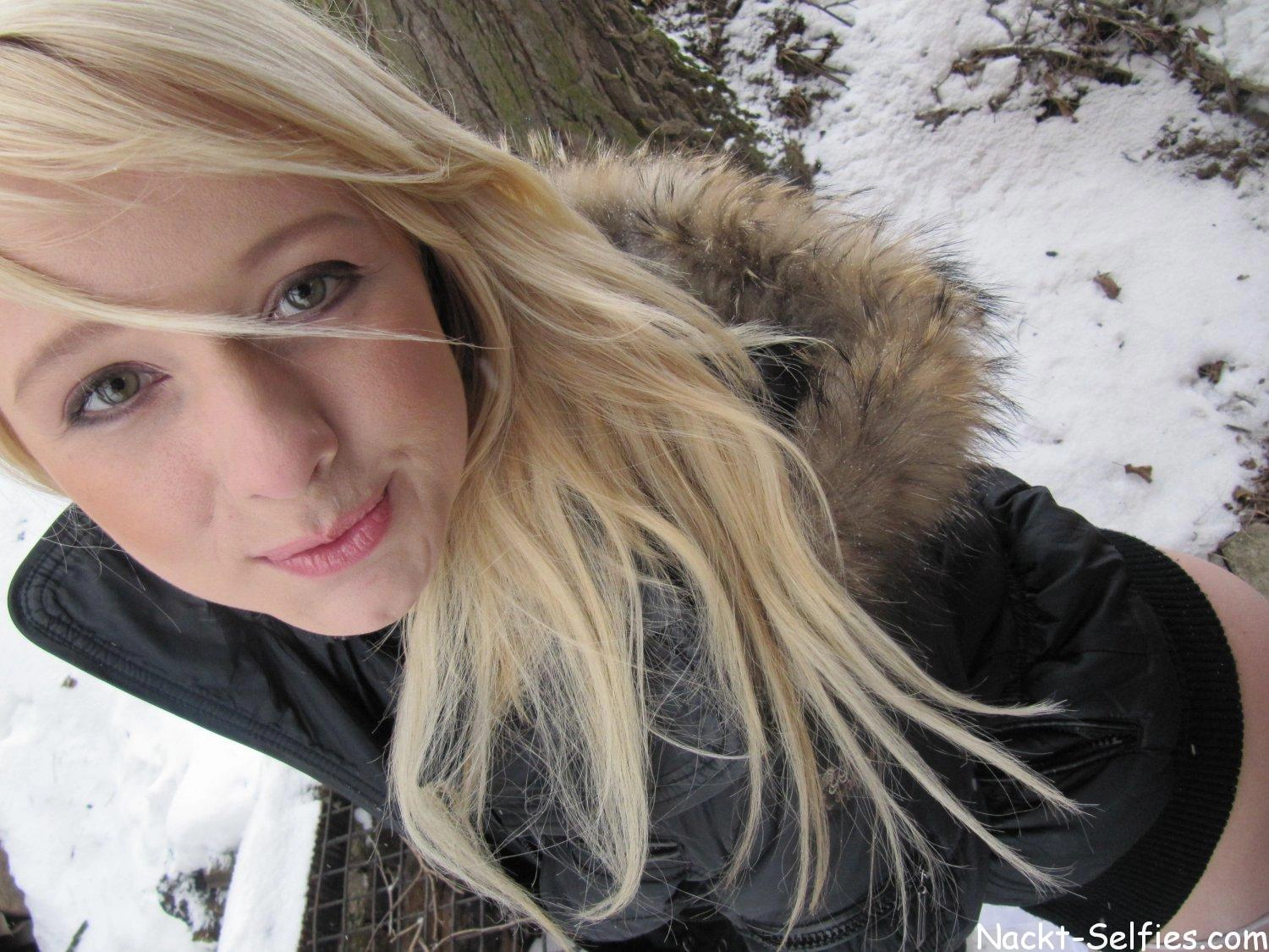 Sexy Blondchen nackt im Winter