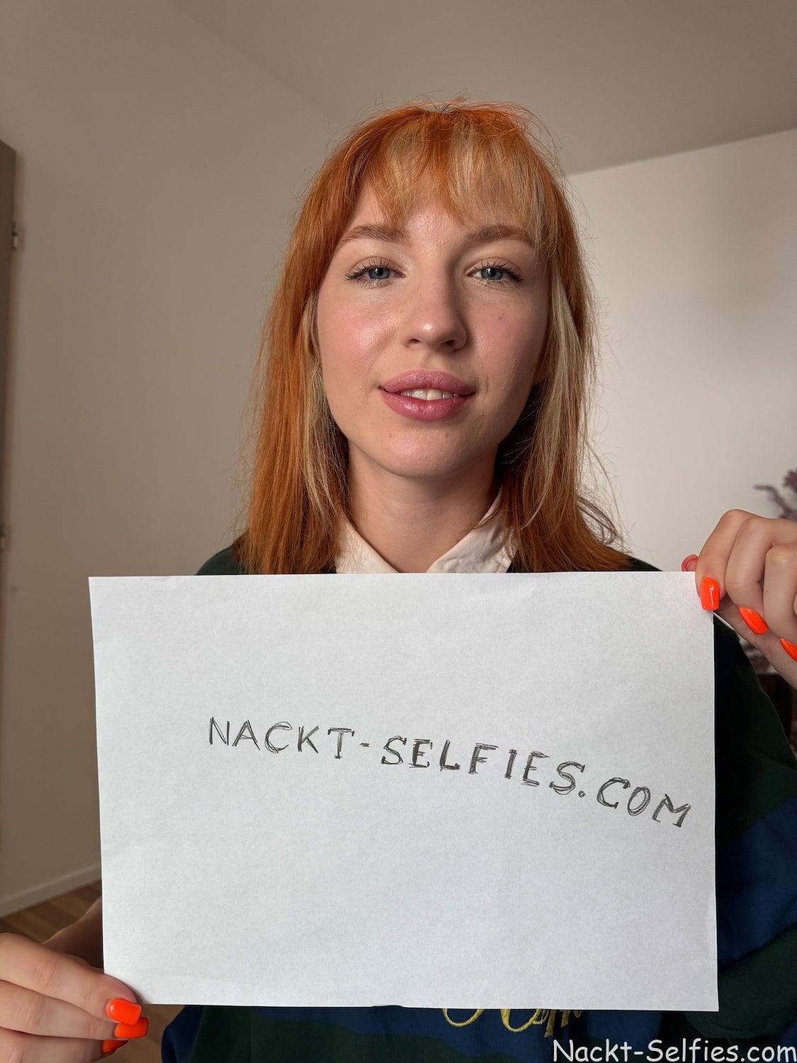 Teengirl Lilly (19) meine ersten Nackt Selfies im Bad Teengirl Lilly meine ersten Nackt Selfies